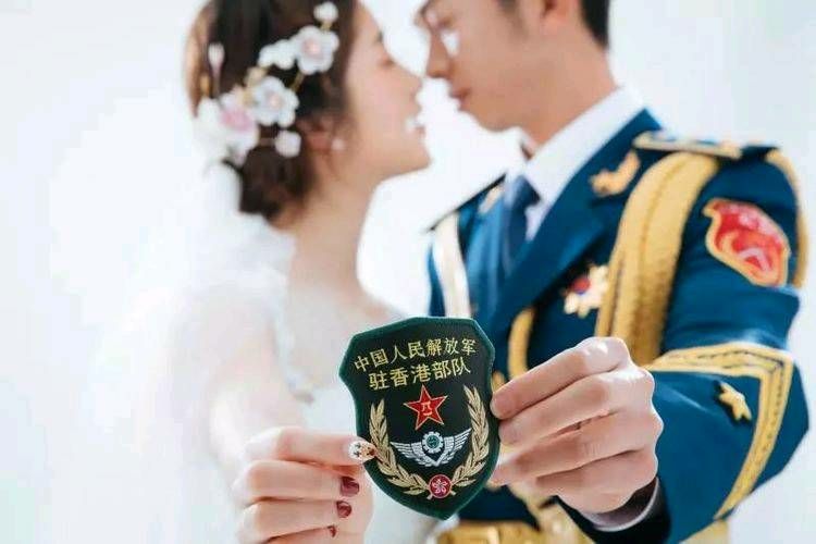 转载感动礼兵向妻子求婚驻香港部队三军仪仗队神助攻