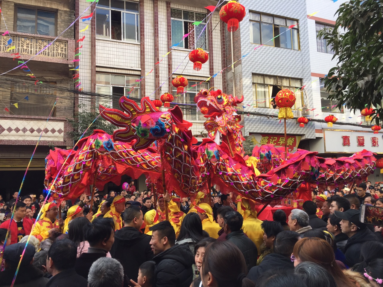 快讯 开江甘棠第六届"耍火龙"表演现场图和视频 今日达州 凤凰山