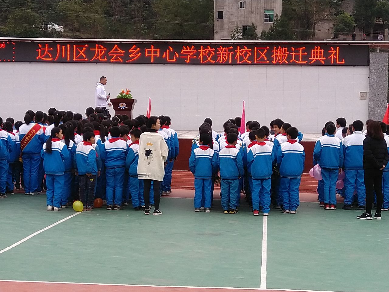 會鄉中心學校今天上午正式搬遷入住就讀,在新 - 今日達州 - 鳳凰山下