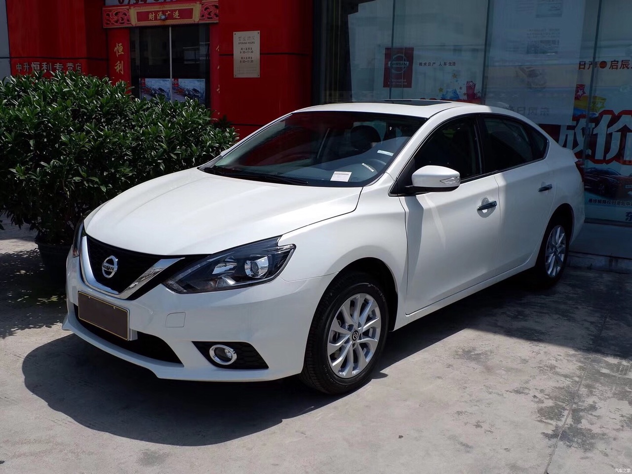 本月主打车三年无息日产轩逸18款手动指导价9980