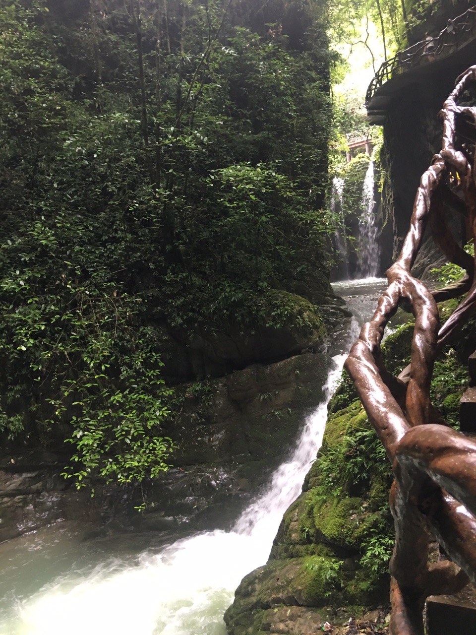 鱼泉洞暗河水流如注,十分壮观!