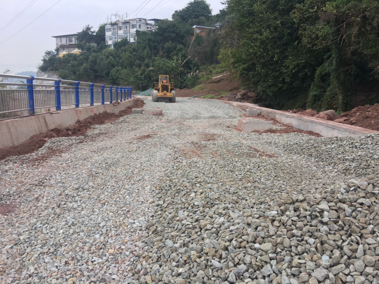 接游乐园大桥一段开始铺垫层碎石