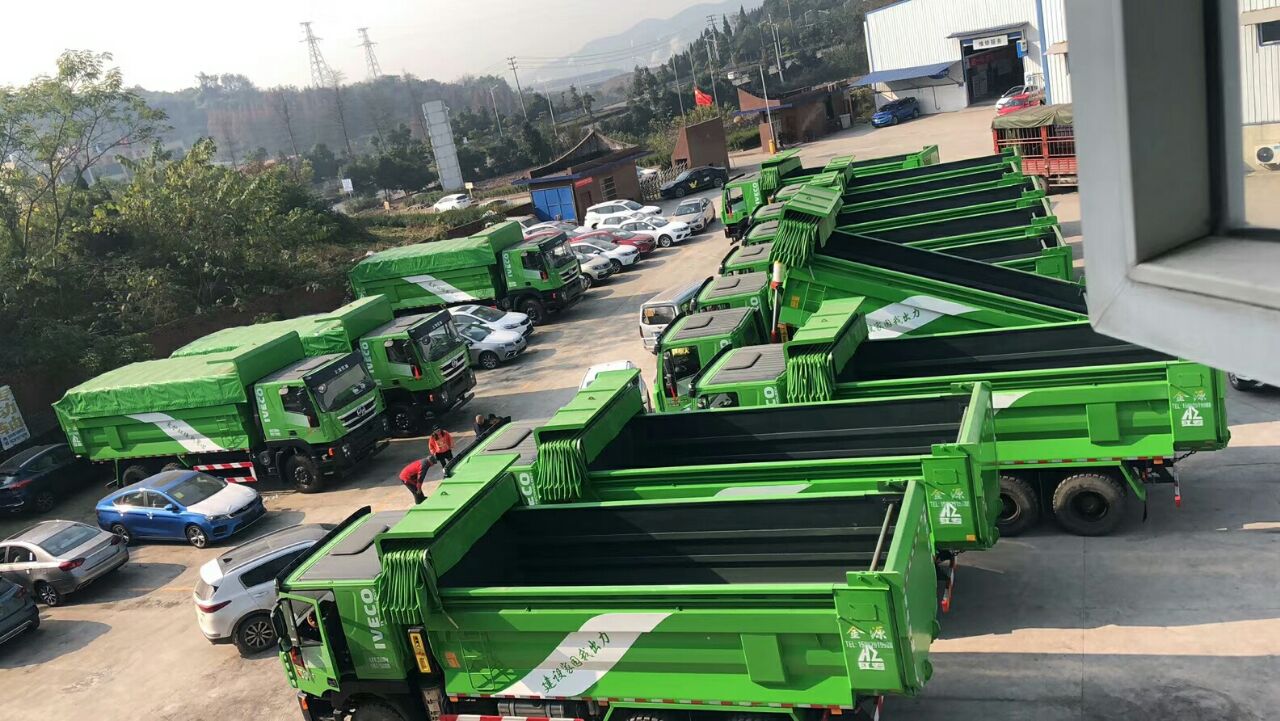 热烈祝贺重庆上汽红岩在源金汽贸城内举行隆重的15辆环保渣土车交车