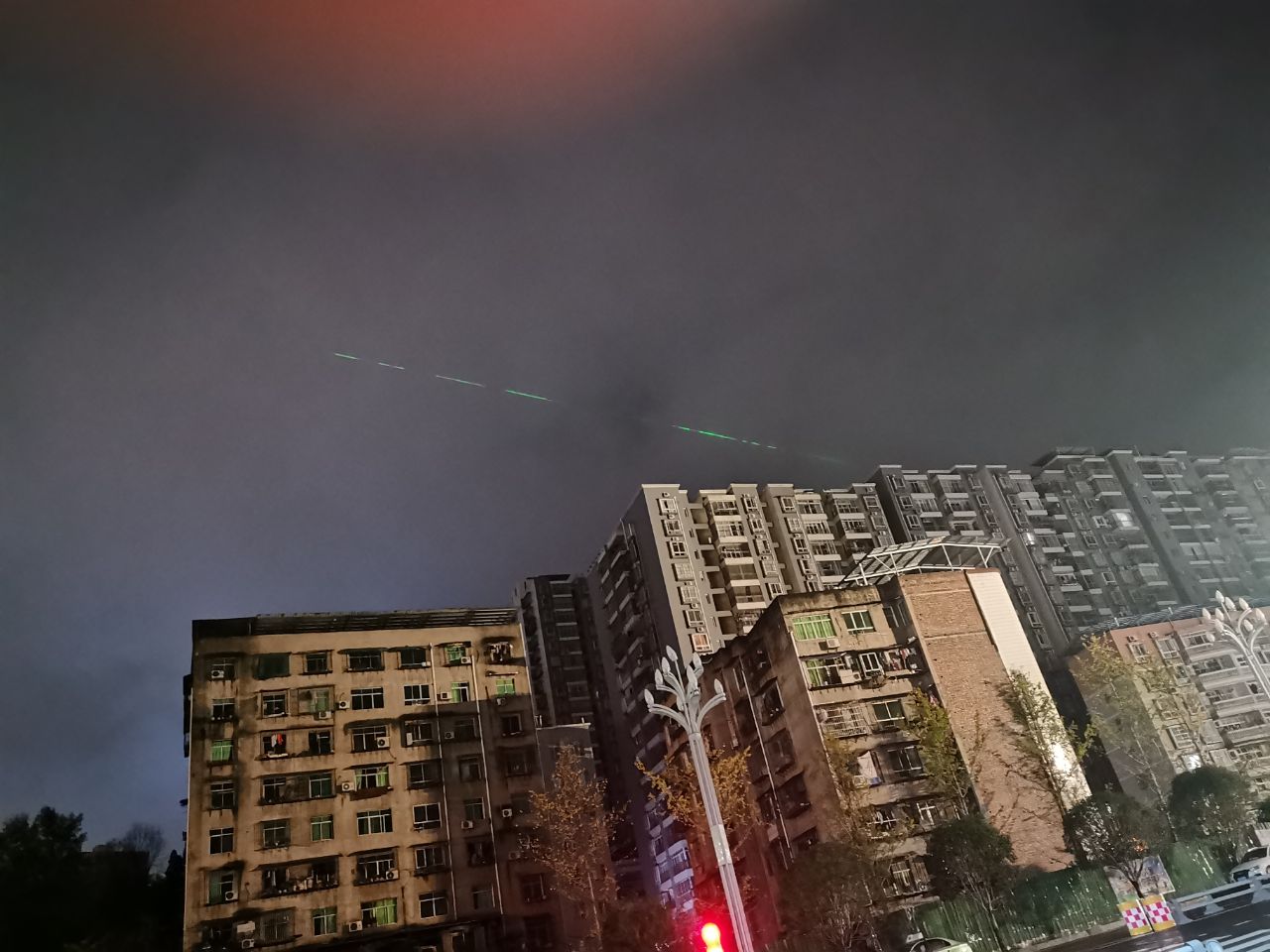 凌晨三点半右回家,看到天空中出现的不知是什么?