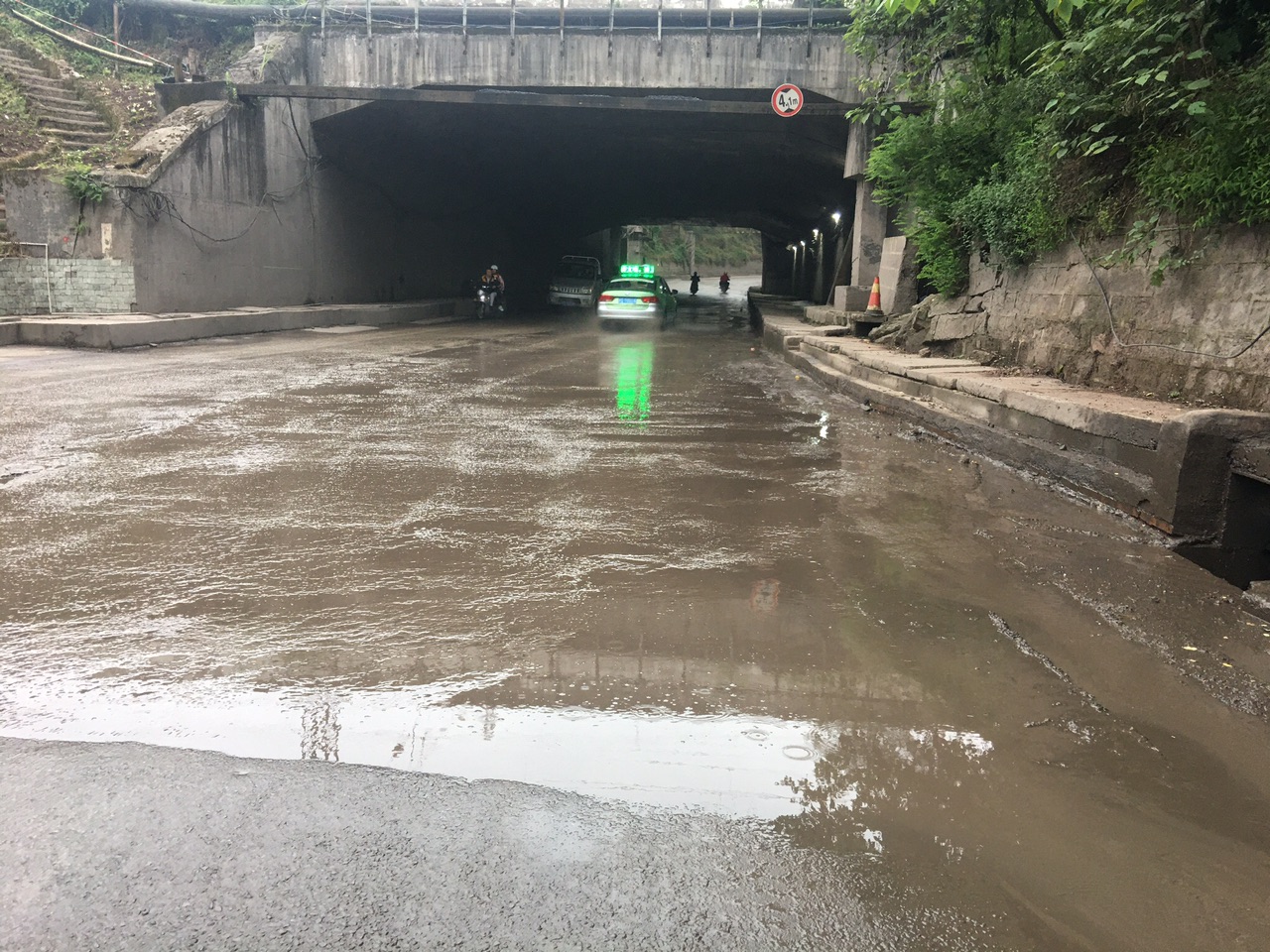 西外火车站货场前面至铁路桥下阳沟污水横流臭气熏天