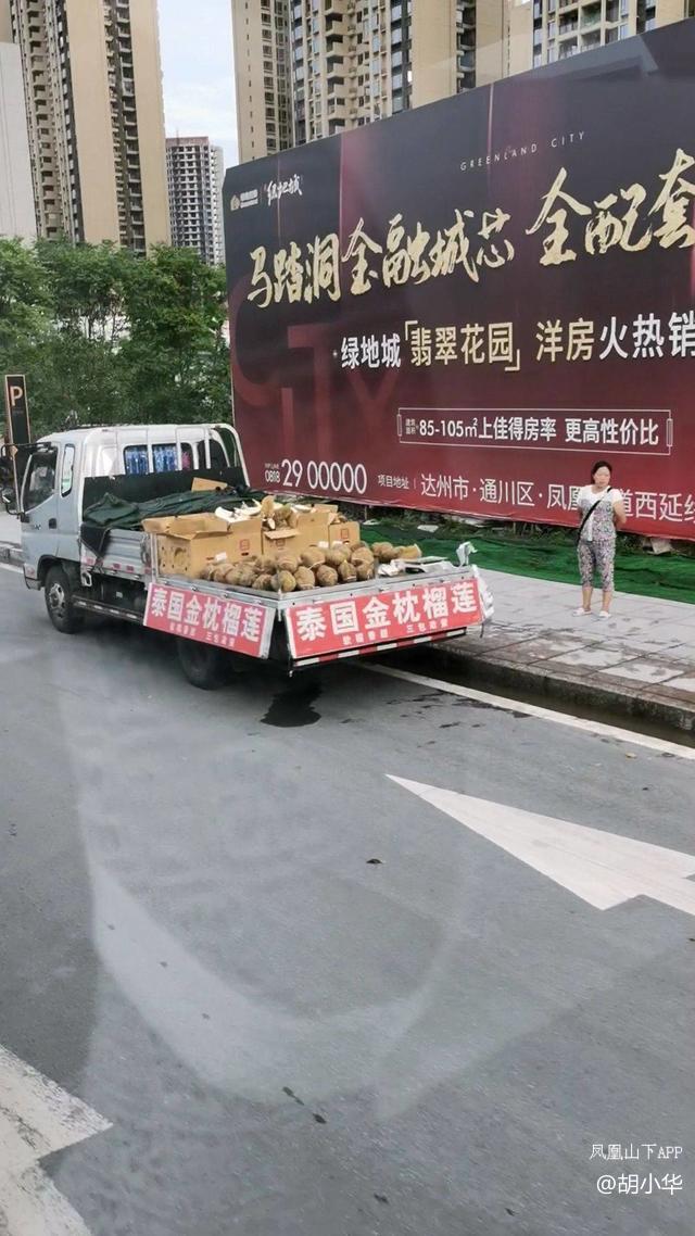 游摊小贩城市马路上卖货 交警部门该管一管了