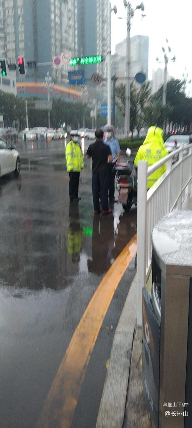 交警冒雨查违章